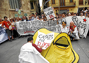 Imagen de la concentracin estudiantil ante las puertas del Palau de la Generalitat (Foto: EL MUNDO).