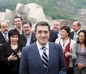 El secretario general del PSE, Patxi Lpez, tras presentar en Bilbao la 'Propuesta para el dilogo y la convivencia en Euskadi'. (Foto: EFE)