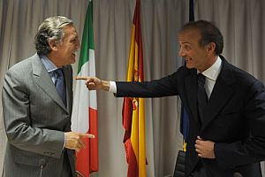 López Garrido y Ronchi, durante la rueda de prensa en Madrid. (Foto: AP)