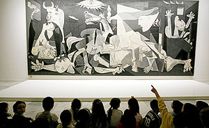 Unos escolares contemplan el 'Guernica'. (Foto: Alberto DiLolli)