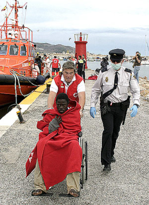 Un inmigrante custodiado por la Polica a su llegada a Espaa. (Foto: EFE)