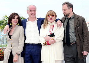 Los italianos Anna Bonaiuto, Toni Servillo, Piera Degli Esposti y Massimo Popolizio posan durante un pase gráfico de la película 'Il Divo'. (Foto: EFE)