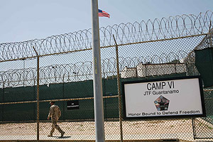 Un soldado caminando en el centro de detencin de Guantnamo. (Foto: AP)