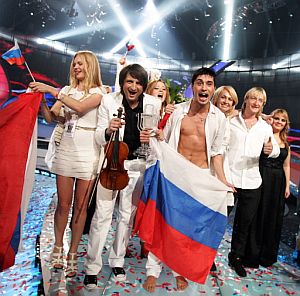 Dima Bilan, el representante ruso, celebra su victoria. (Foto: AFP)