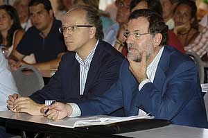 Gabriel Elorriaga junto a Mariano Rajoy, en un acto del PP celbardo el verano pasado en Islantilla (Huelva). (Foto: Ivn Quintero / EFE)