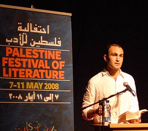 El actor Khaled lee un texto de Edward Said durante el festival. (Foto: EL MUNDO)
