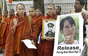 Monjes budistas piden la liberacion de Suu Kyi. (Foto: AP)