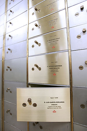 La caja fuerte donde se ha depositado el legado del cineasta. (Foto: EFE)