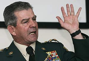 El General Montoya, encargado de ofrecer las nuevas novedades. (Reuters)