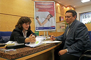 Un cliente pide informacin en su banco sobre hipotecas. (Foto: Carlos Alba)