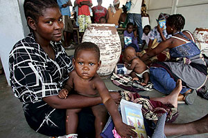 Un nio espera junto a su madre para pasar a la consulta en el centro de investigacin sobre la malaria, en Mozambique. (Foto: EFE)