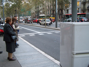 A la derecha, una nevera que se encadenó en la plaza Universitat de Barcelona (Foto: 59 EUROS)