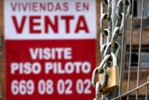 En la imagen, un cartel anunciador de venta pisos cuelga de una fachada de una nueva promocin en Madrid. (FOTO: EFE)