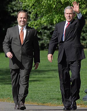 McClellan y Bush pasean por la Casa Blanca en la primavera de 2006. (Foto: AFP)