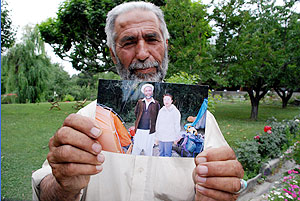 El gua Babu Mohammad muestra una foto de una turista en Chitral aos atrs, y donde ahora se cree que est Bin Laden. (Foto: M.B.)
