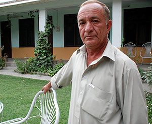 Nazir Ahmad Khan espera que los turistas regresen a su hotel en Chitral, donde se cree que se enconde Bin Laden. (M.B.)