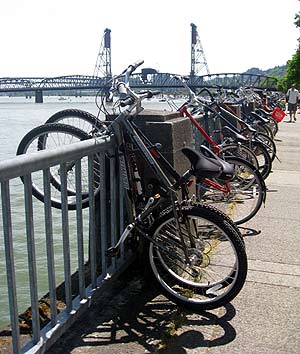 Bicicletas aparcadas en el ro Willamette de Portland.