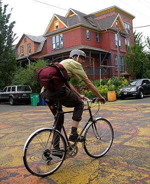 Ciclista en la Sunnyside plaza de Portland.