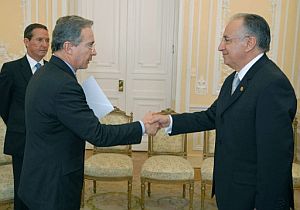 lvaro Uribe (izquierda), saluda al nuevo embajador de Mxico en Colombia. (Foto: EFE)