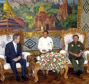 Un intrprete traduce la conversacin entre el secretario general de la ONU, Ban Ki-moon, y el jefe de la Junta Militar, Than Shwe. (Foto: AP)