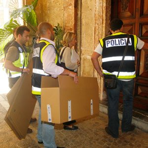 Los agentes revisan cajas con documentacin desde primera hora. (Foto: Enrique Calvo)