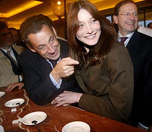 Sarkozy y Bruni. (Foto: AFP)