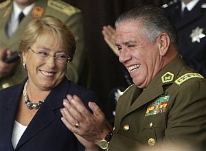 El general Jos Alejandro Bernales, junto a la presidenta chilena, el pasado abril. (Foto: AP)
