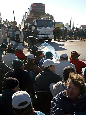 Productores agropecuarios bloquean la ruta nacional 14, cerca de Gualeguaych (Argentina). (Foto: EFE)