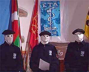 Tres encapuchados de ETA leen un comunicado en 2003. (Foto: EFE/ETB)
