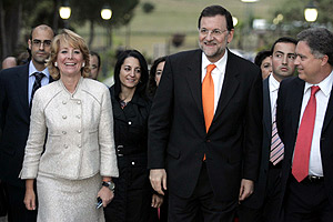 Esperanza Aguirre, junto a Mariano Rajoy. (Foto: Diego Sinova)
