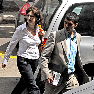 Antonia Marotell con su abogado, Jaime Campaner a su llegada a las dependedncias policiales (Foto: Cati Cladera)