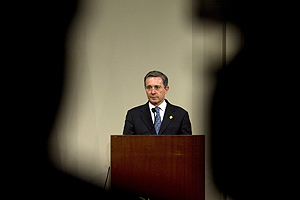 El presidente colombiano, lvaro Uribe, en una rueda de prensa en Lima, el 15 de mayo. (Foto: AP