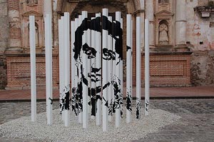 Nicols Guagnini utiliza para esta obra la foto de su padre desaparecido en Argentina. Vea otras obras