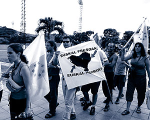 Pancartas a favor de los presos de ETA durante un festival celebrado en Caracas (Venezuela) en 2005. (Foto: EL MUINDO)