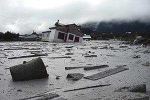 Imagen de una de las poblaciones cercanas al volcn, con la ceniza del mismo y el agua de las inundaciones. (REUTERS)