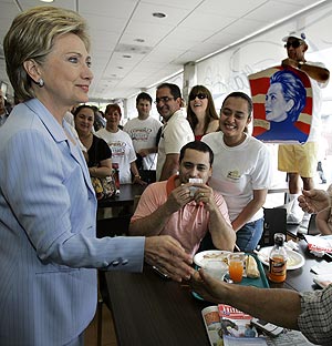 Clinton estrecha manos en un local de San Juan, en Puerto Rico. (Foto: AP)