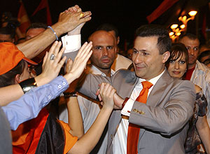 El primer ministro macedonio celebra su victoria con un grupo de seguidores. (Foto: AP)