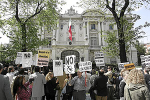 Decenas de personas se han concentrado frente a la Embajada de Italia, en Madrid. (Foto: J. Villanueva)