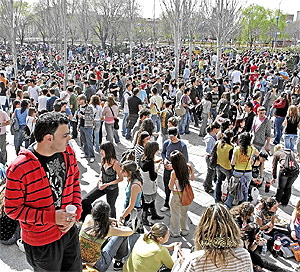 Decenas de jvenes en el campus universitario de Valladolid. (Foto: Carlos Espeso)