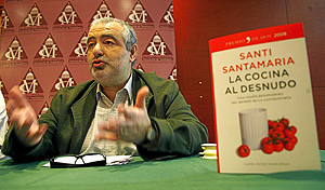 Santi Santamara durante la presentacin de su libro en la sala de juntas del Mercado Central de Valencia (Foto: EL MUNDO).