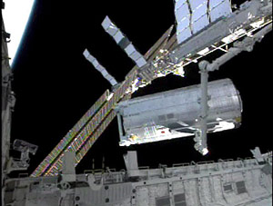 Imagen laboratorio japons 'Kibo' mientras es extrado del transbordador 'Discovery' para ser instalado en el mdulo 'Harmony' de la ISS. (Foto:NASA)
