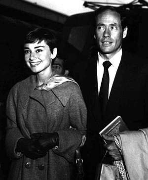 El actor, junto a Audrey Hepburn. (Foto: EFE)