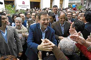 Rajoy visita Ganda acompaado por Francisco Camps. (Foto: Vicent Bosch)