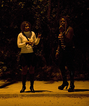 Dos prostitutas, en el polgono de Viclvaro. (Foto: Carlos Alba)