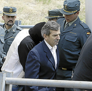 Gins Jimnez y algunos de los policas detenidos salen de los juzgados de Plaza de Castilla. (Foto: Julian Jan)