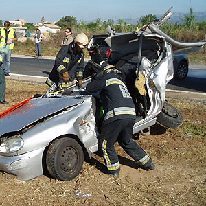Imagen del coche en el que ha quedado atrapada la mujer herida grave (Foto: Bombers de Palma)
