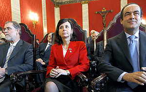 Mara Emilia Casas, entre Bono y Bermejo, en la toma de posesin de Conde-Pumpido. (Foto: EFE)