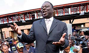 El lder del Movimiento para el Cambio Democrtico de Zimbabue, Morgan Tsvangirai. en Johanesburgo, Sudfrica. (Foto: EFE)