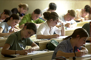 Alumnos de 2 de Bachillerato realizan un examen. (Foto: MITXI)