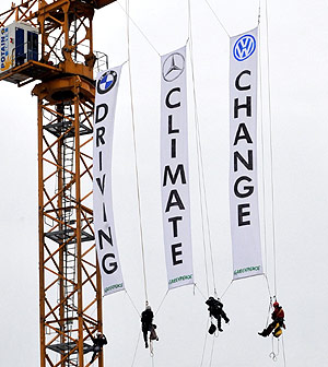 Miembros de grupos ecologistas protestan contra la industria alemana de coches, en Luxemburgo. (Foto: AFP)